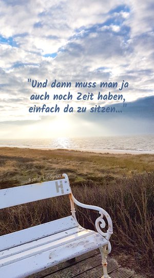 Bank am Strand und Blick auf das Meer und Spruch Achtsamkeit