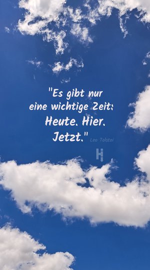 Blick in den Himmel mit kleinen Wolken  und Spruch Achtsamkeit