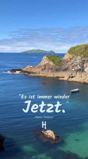 Bucht am Meer mit Insel und Spruch zur Achtsamkeit