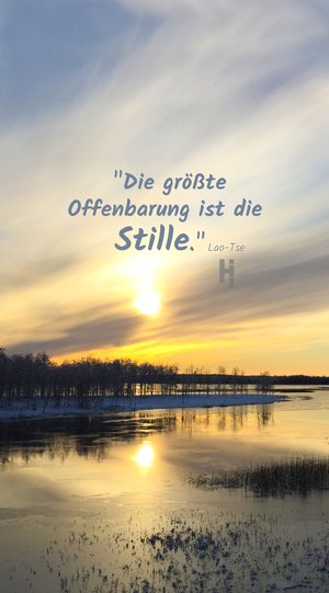 Blick auf einen See mit Landzunge und Sonnenuntergang und Spruch Achtsamkeit