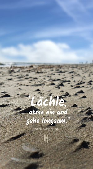 Sandstrand und Himmel und Spruch zur Achtsamkeit